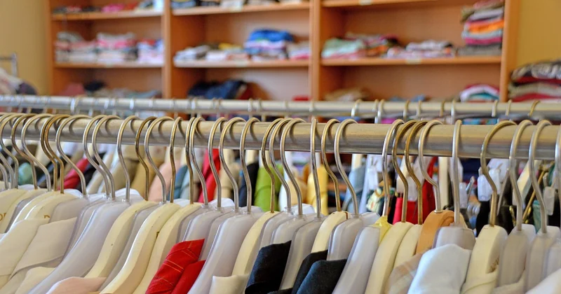 Farbe Koralle Kleidung: wie Sie den Ton tragen
