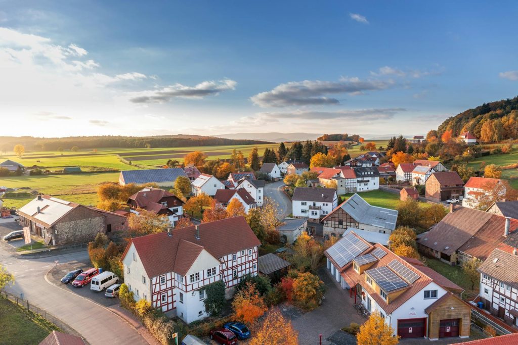 Hochwinkelfotografie des Dorfes