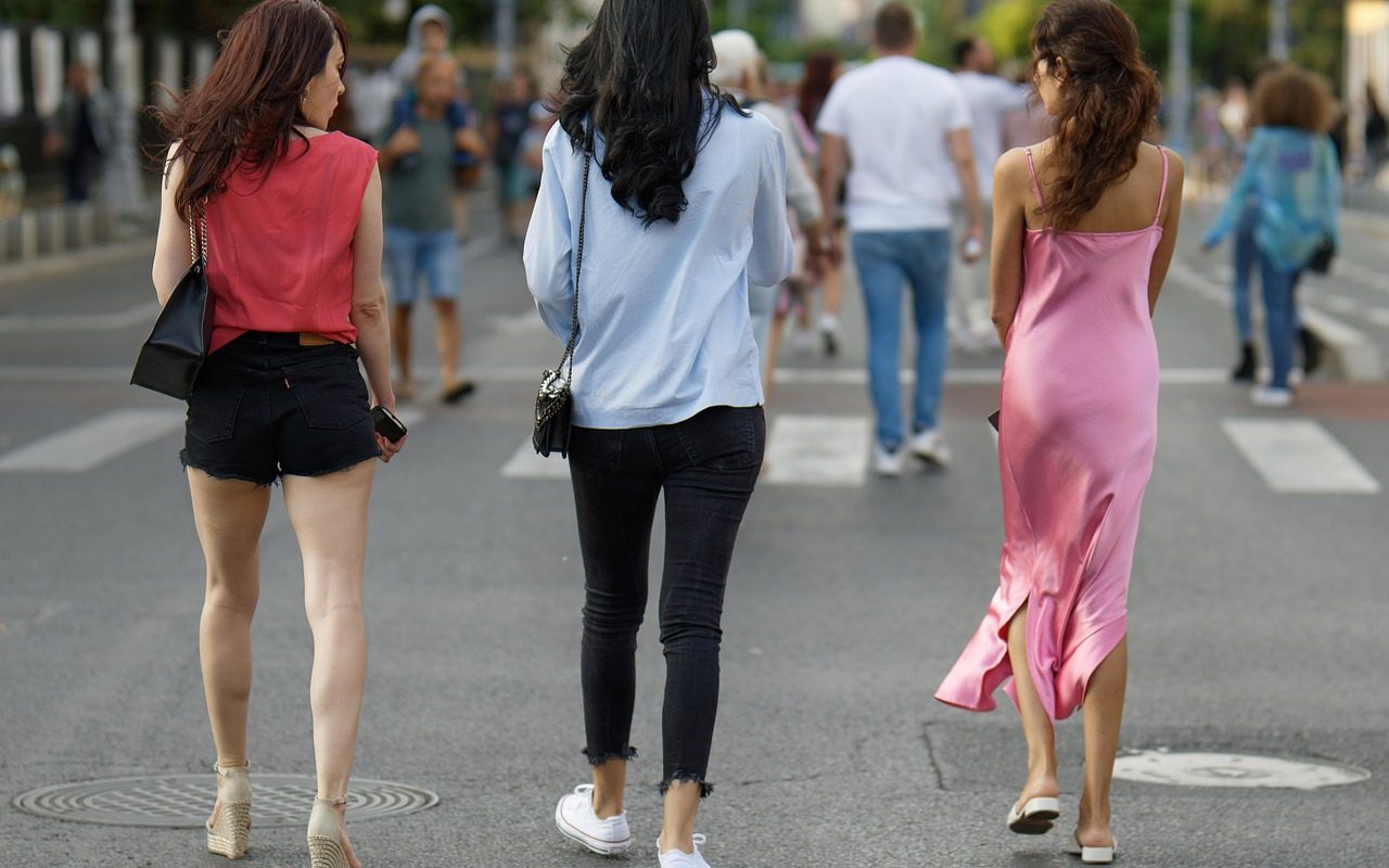 entdecken sie die neuesten trends der alltagsmode! stilvolle und bequeme outfits für jeden tag, die ihre persönlichkeit unterstreichen. perfekte kombinationen für büro, freizeit und besondere anlässe.