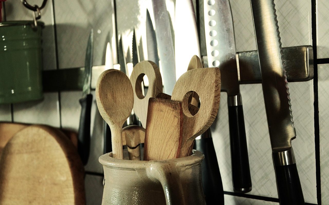entdecken sie unser umfangreiches sortiment an küchenutensilien für jede art von kochen und backen. von hochwertigen kochlöffeln bis hin zu praktischen schälern – alles, was sie brauchen, um ihre küche zu optimieren!