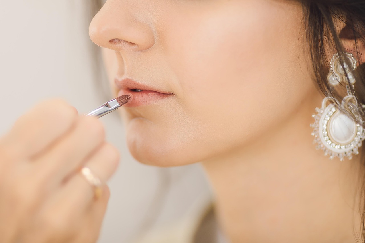 entdecken sie die neuesten makeup-trends 2024: innovative looks, angesagte farben und tipps f&uuml;r ein strahlendes erscheinungsbild in der neuen saison.